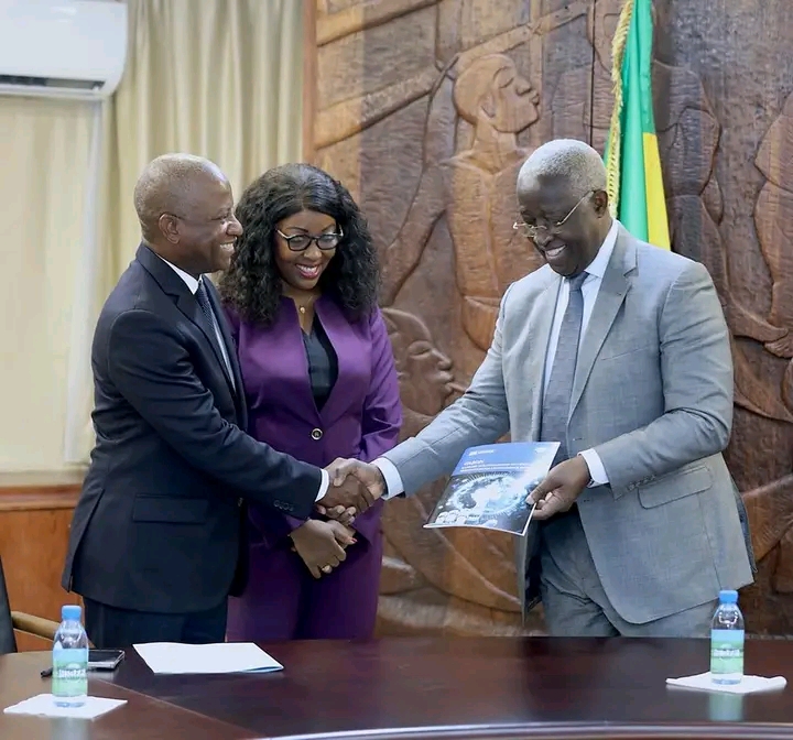 Digitalisation de l’administration gabonaise : Raymond Ndong Sima reçoit le document normatif de l’IA