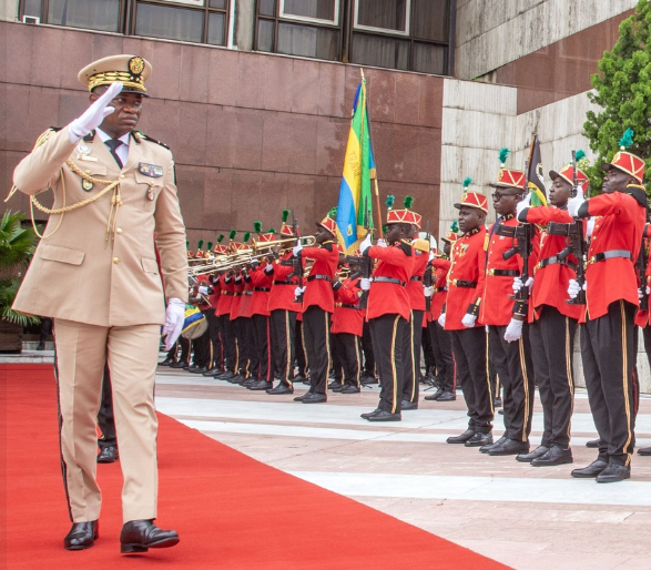 Gabon : Oligui Nguema procède à la levée des couleurs au palais présidentiel