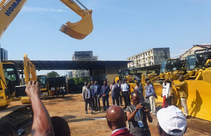 Gabon : le ministre des travaux publics réceptionne du matériel pour l’entretien des routes
