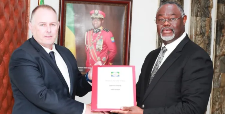 Gabon : le gouvernement remet le décret sur l’exploitation du fer de Baniaka à la société Reminac