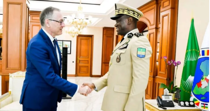 Le Gabon et la France souhaitent revoir leur coopération militaire