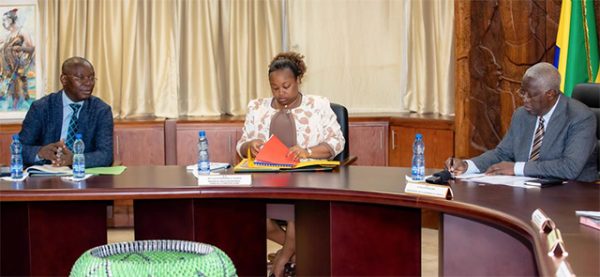 Revendications des enseignants: Raymond Ndong Sima rencontre le délégué de la conasysed