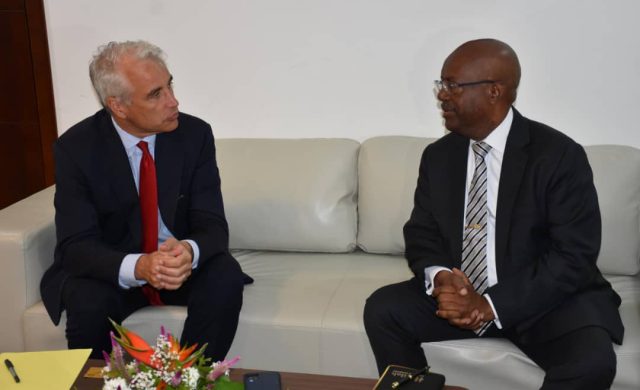  Alexis Boutamba Mbina échange avec l’Ambassadeur de France au Gabon