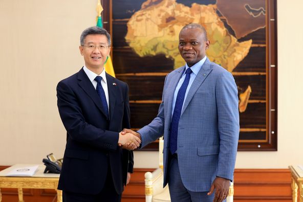 Coopération Gabon-Chine : le président de la transition reçoit le diplomate Li Jinjin