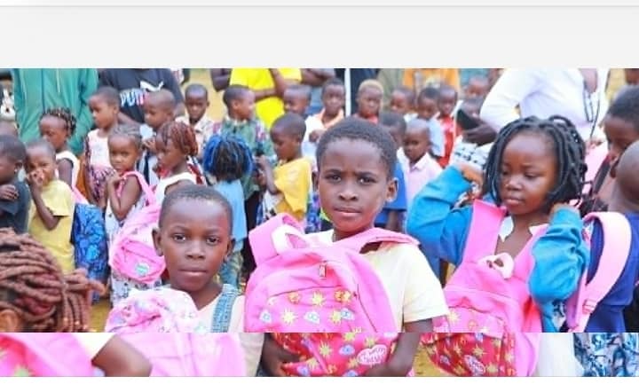 Gabon : La Fondation « Ma Bannière » offre une certaine de kits scolaires aux enfants de l’Ogooué-Ivindo