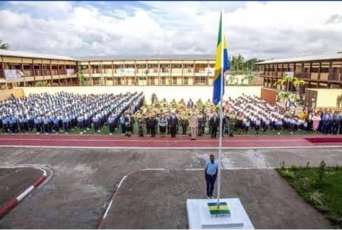 Gabon : Montée et descente des couleurs nationales,  la tradition reprend