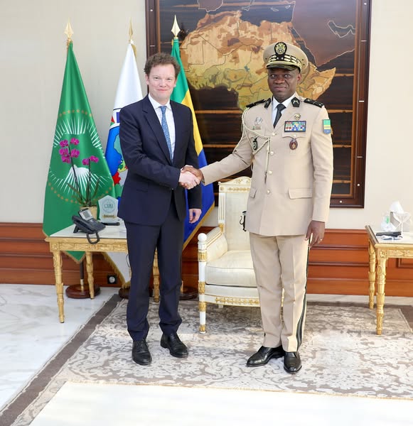 Diplomatie: Oligui Nguema échange avec le Haut commissaire Britannique du Royaume-Uni au Gabon